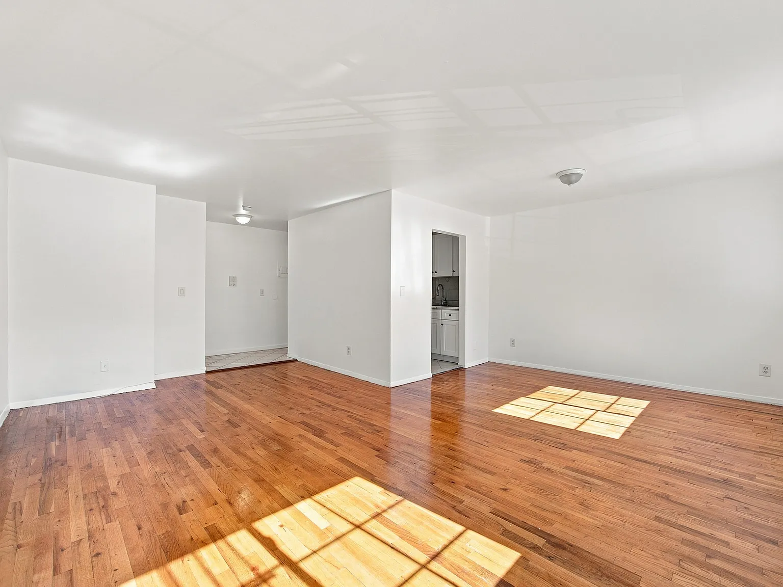 2 bed, 825 sqft, $2,700 — Photo 2