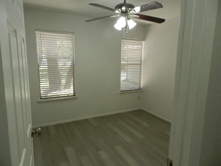 4100 Adelphi Ln #B — Photo 18