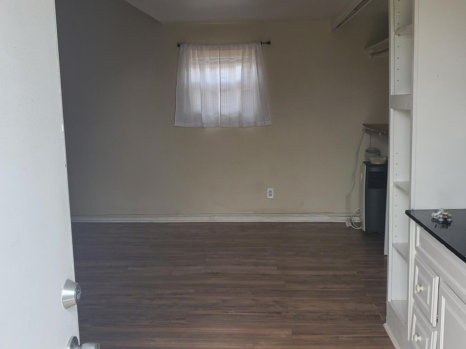 1st image of 100 Loma Dr
