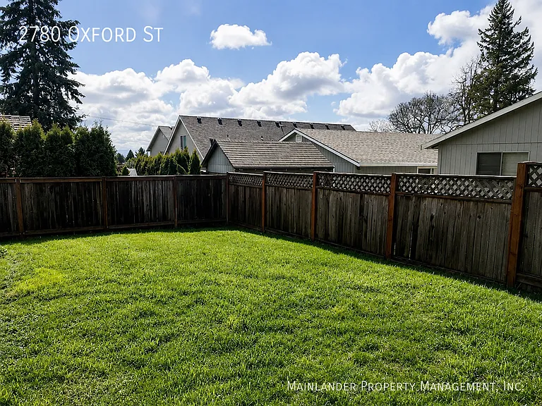 2780 Oxford St — Photo 17