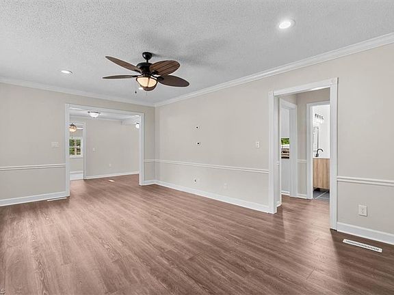 3rd image of 119 Oakhurst Dr