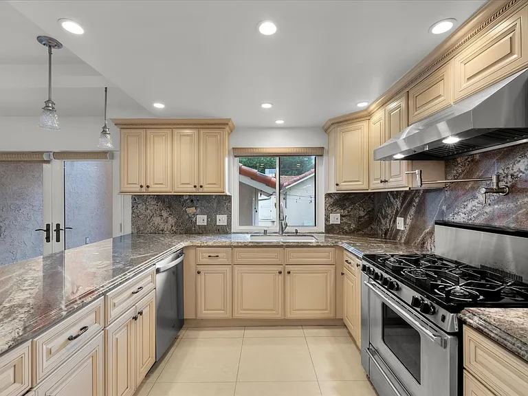 2222 Pier Ave — Photo 44