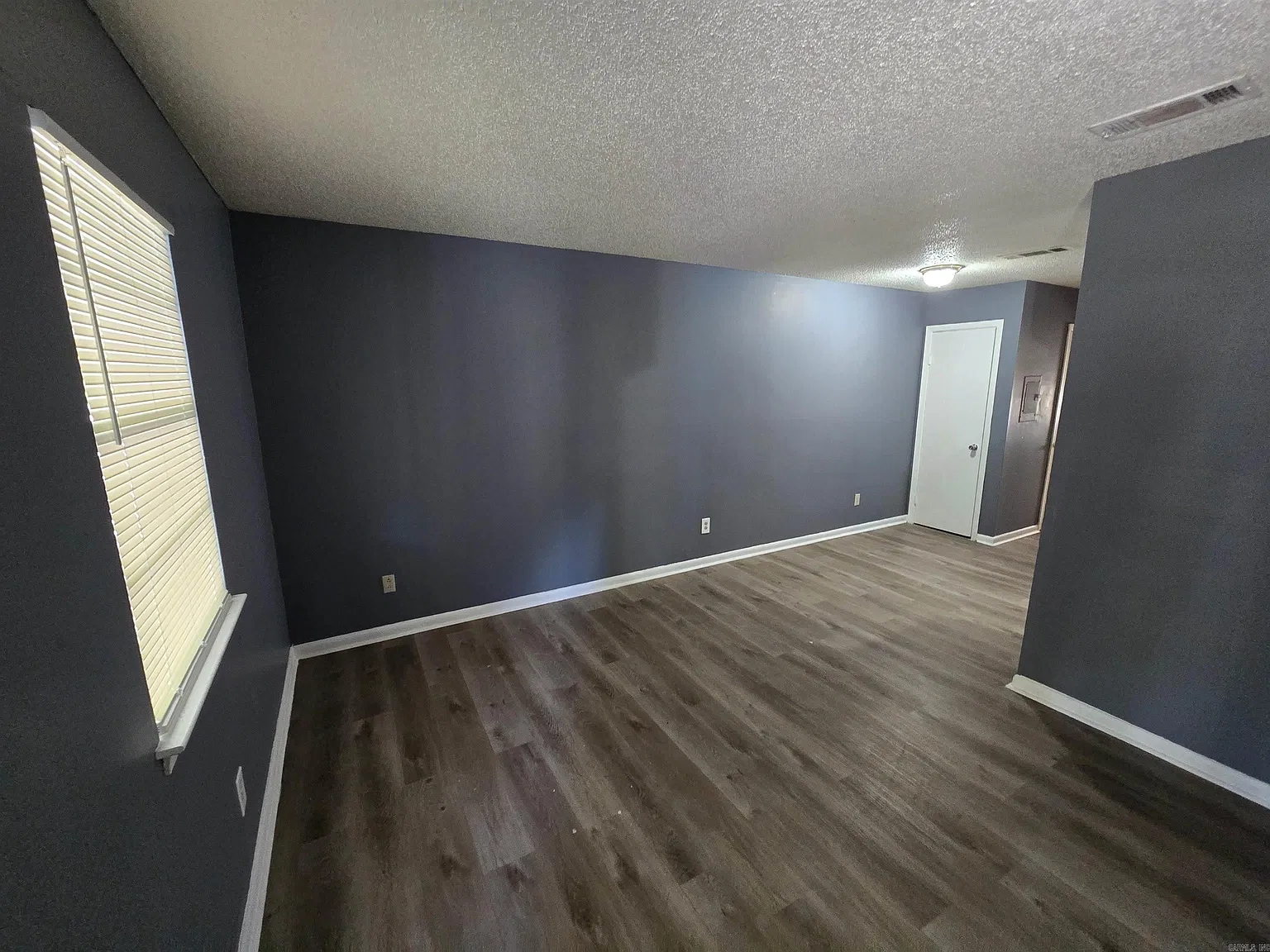 1 bed, 1.0 bath, 1372 sqft, $695 — Photo 2