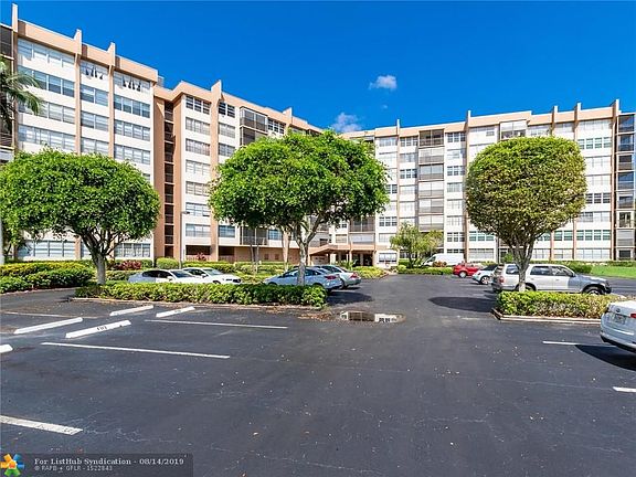 2nd image of 900 Saint Charles Pl APT 204