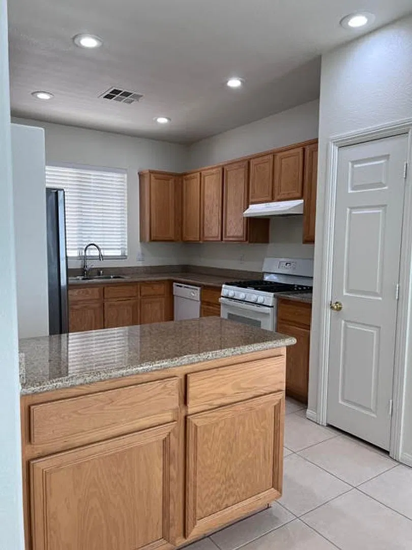 Super Location Near St. Rose Parkway & Spencer — Photo 3