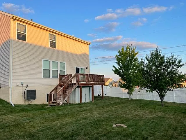 4 bed, 2.5 bath, 2450 sqft, $2,400 — Photo 3
