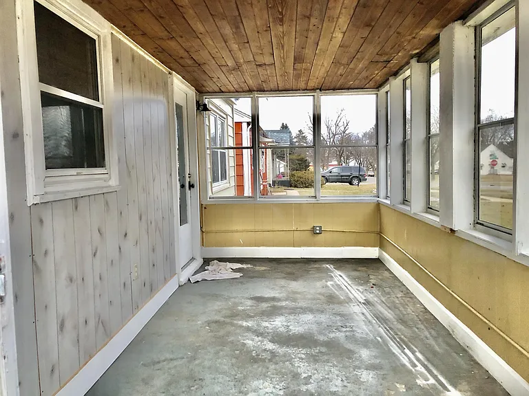 924 N Sunset Ave — Photo 2