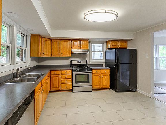 3rd image of 43 S Holly Ave