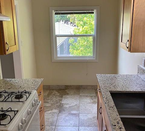 5th image of 2418 Oak St #6