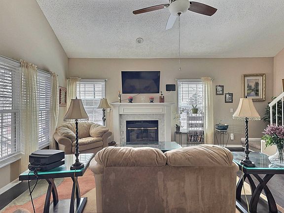 4th image of 1450 S Webb Rd APT 123