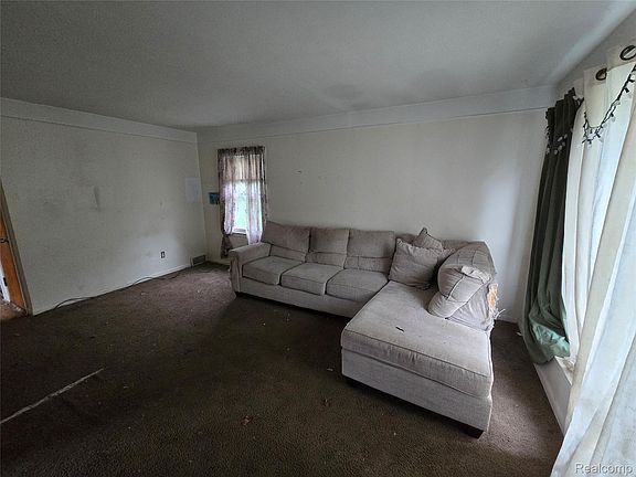 3rd image of 1402 Magnolia Dr