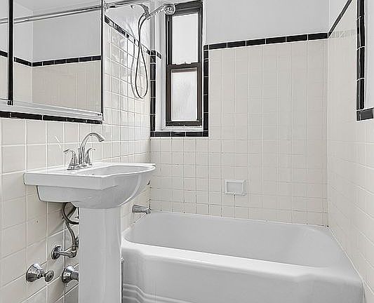 4th image of 1420 York Ave APT 4B