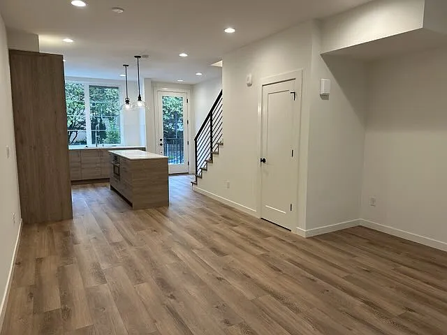 3 bed, 1760 sqft, $5,490 — Photo 4