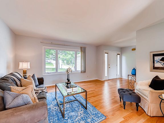 5th image of 317 Exmoor Dr
