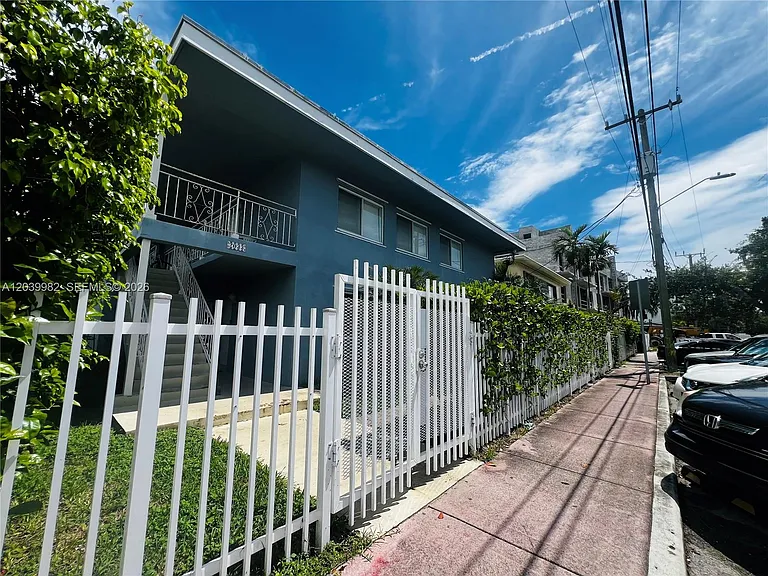 2033 Calais Dr #10 — Photo 23