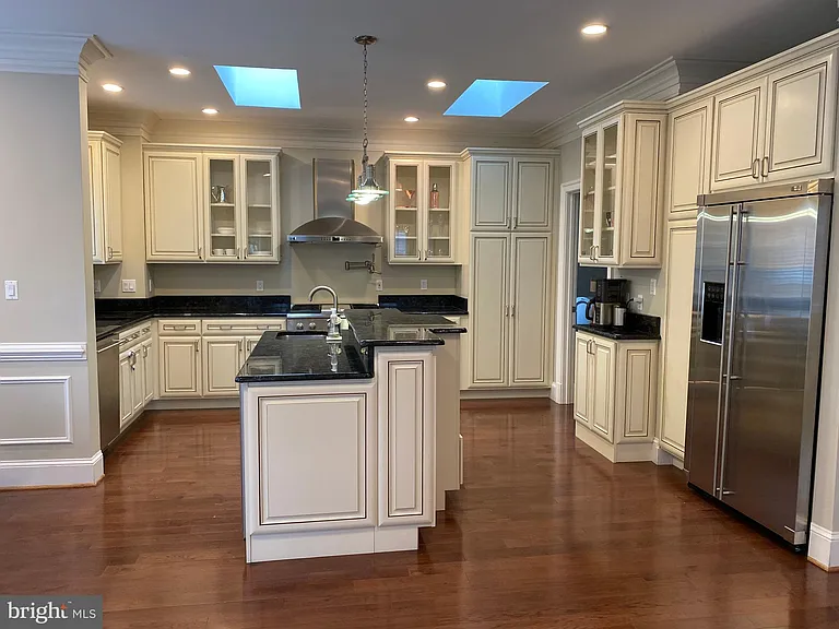 2138 Patrick Henry Dr — Photo 12