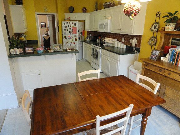 Eat-In Kitchen