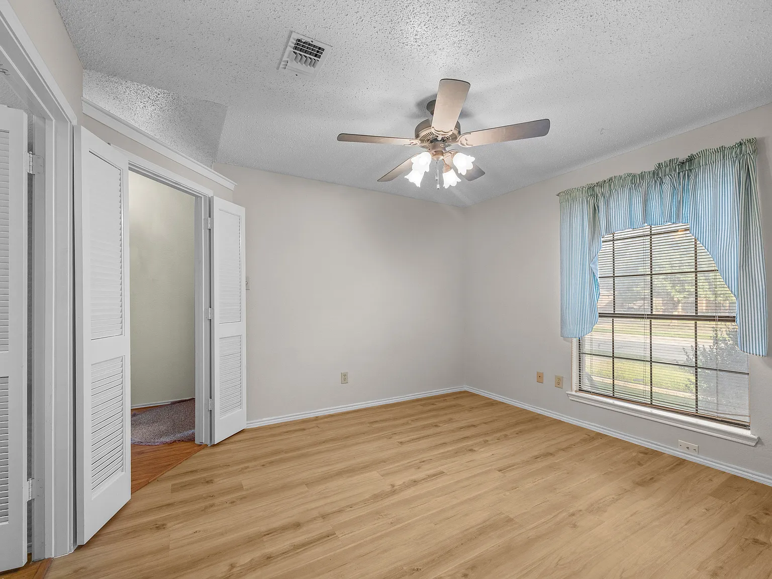 2 bed, 1250 sqft, $2,300 — Photo 4
