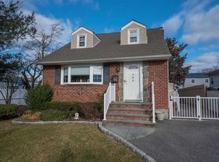 789 Prescott Pl, West Babylon, NY 11704