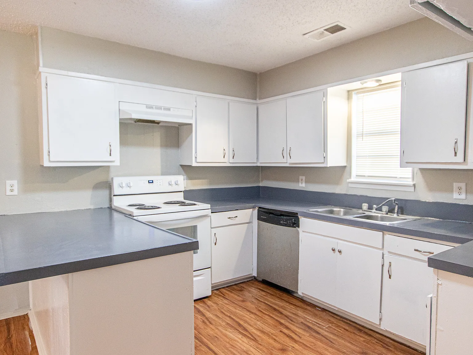 4 bed, 1944 sqft, $2,975 — Photo 4