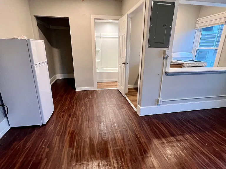 ZB - 208 Scott St — Photo 2
