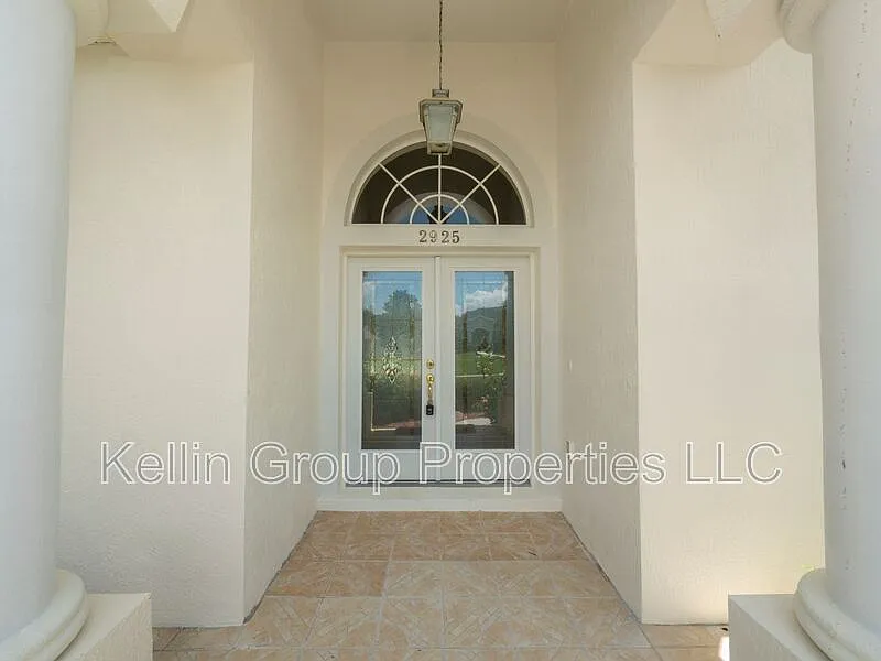4 bed, 3.0 bath, 2457 sqft, $3,200 — Photo 2