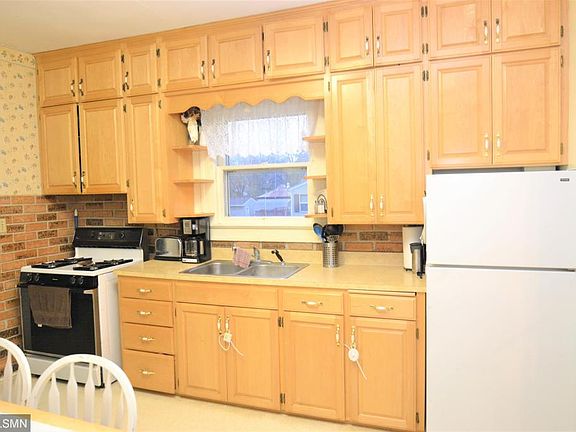3rd image of 211 Elm Ave SE