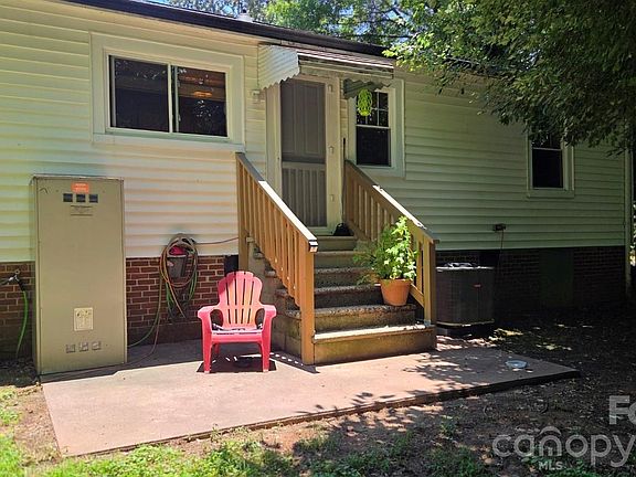 3rd image of 809 Alexander St