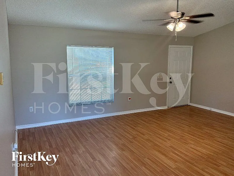 3 bed, 2.0 bath, 1224 sqft, $1,660 — Photo 2