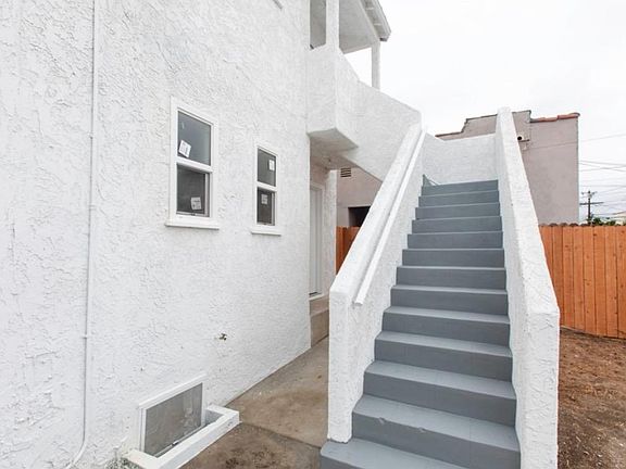 4th image of 1042 W 84th Pl #1044