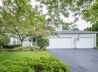 701 Roaring Brook Ln, Algonquin, IL 60102