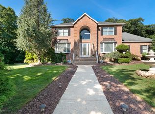 4 Presidential Path, Atlantic Highlands, NJ 07716