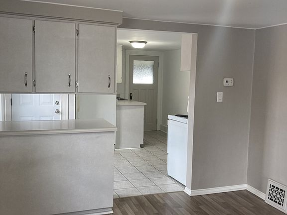 4th image of 1096 Marion Ave