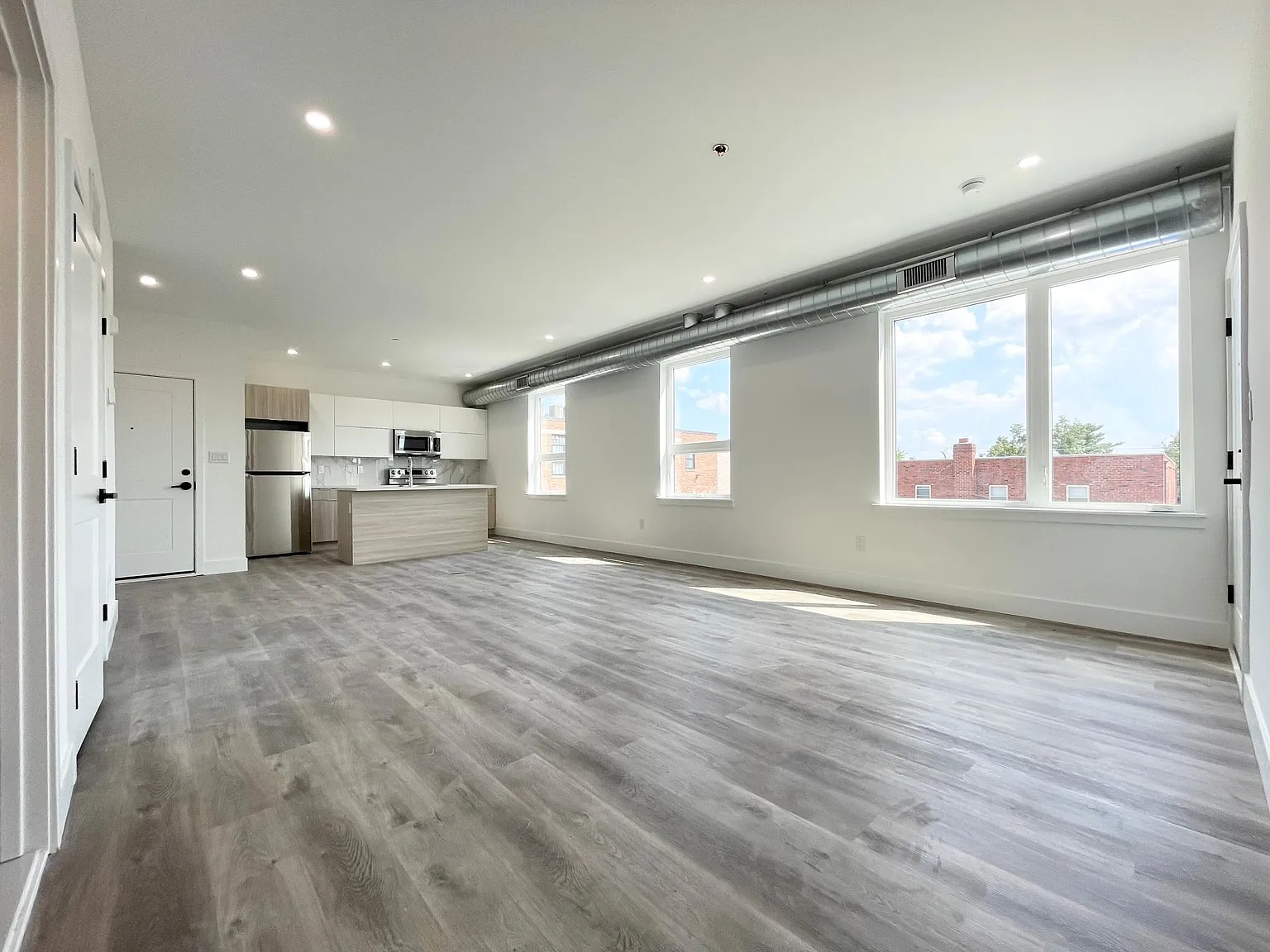 2 bed, 1050 sqft, $2,200 — Photo 2