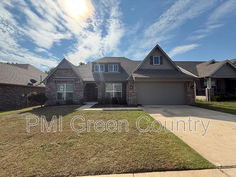4 bed, 2.5 bath, 3072 sqft, $2,695 — Photo 2