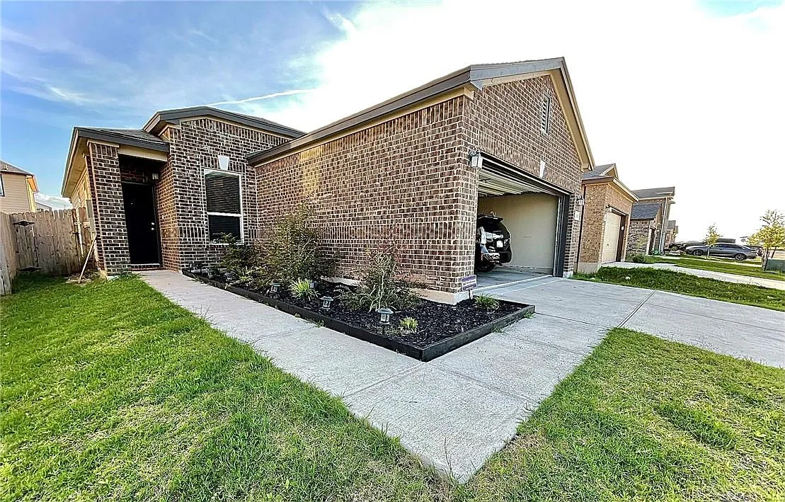 3 bed, 2.0 bath, 1314 sqft, $1,800 — Photo 1