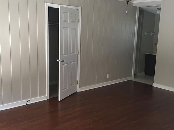 Master w attached bathroom