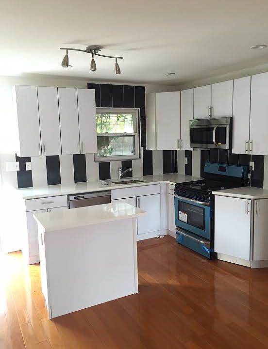 2nd image of 475 Jerome St