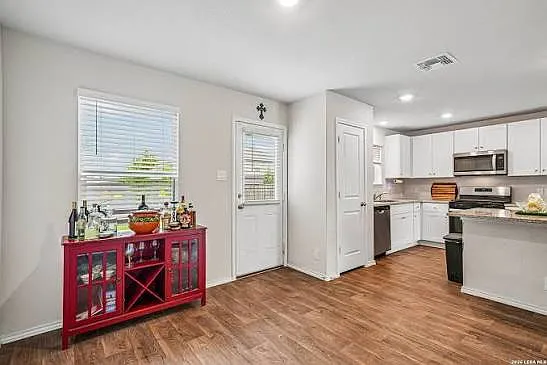 4 bed, 2.5 bath, 1600 sqft, $2,200 — Photo 2