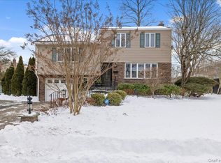 39 Garnet Lane, Plainview, NY 11803