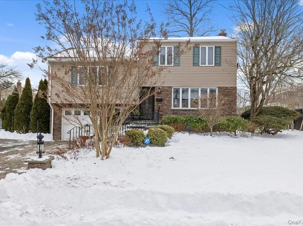 39 Garnet Lane, Plainview, NY 11803