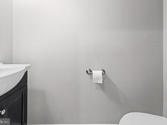4th image of 1440 N Broadway
