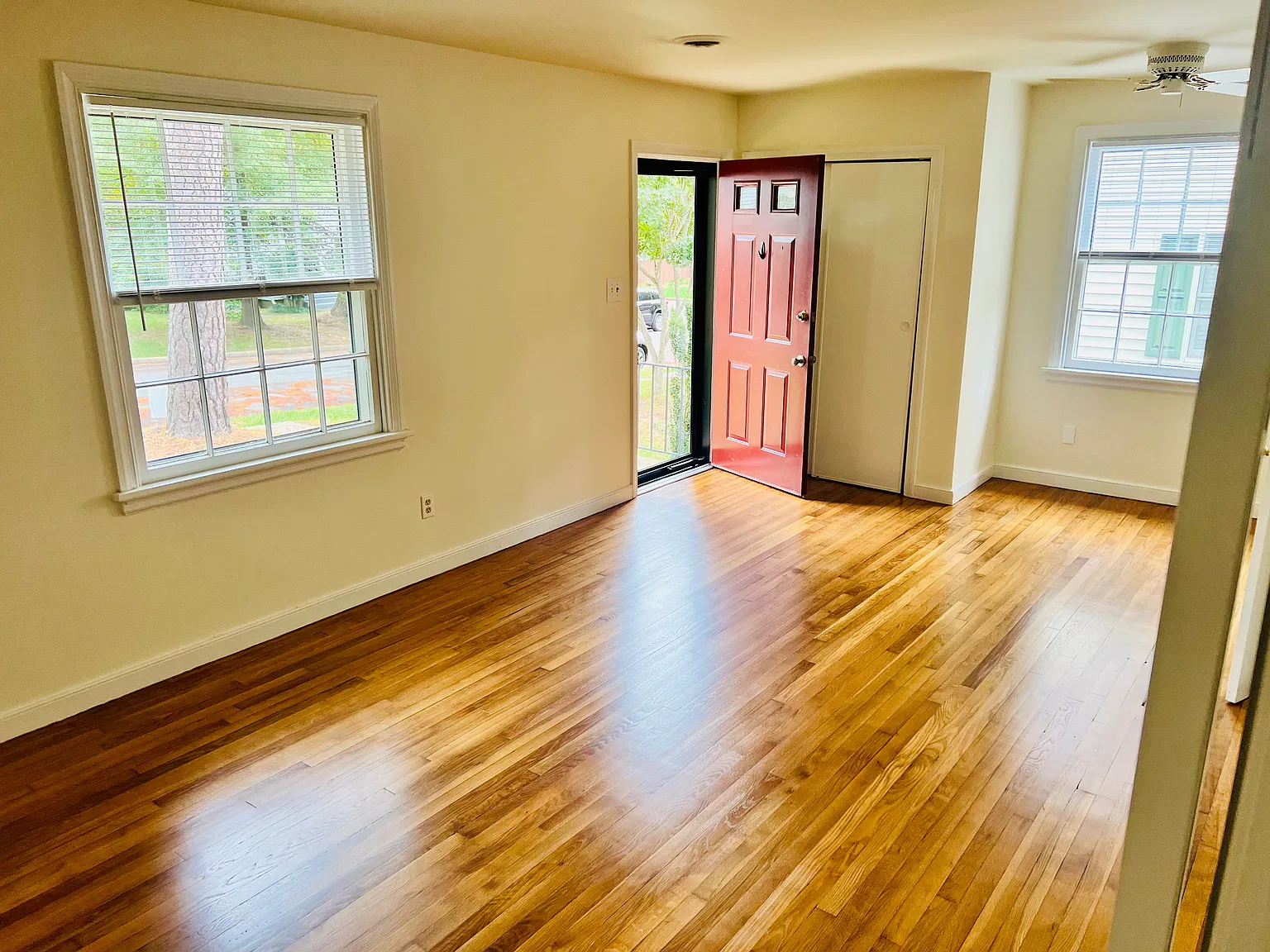 3 bed, 864 sqft, $1,995 — Photo 2