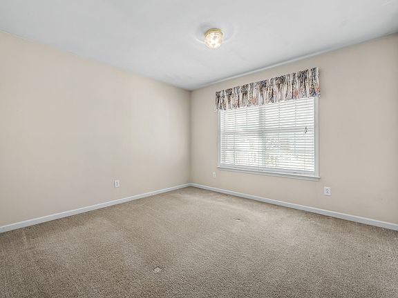 4th image of 617 Village Green Cir