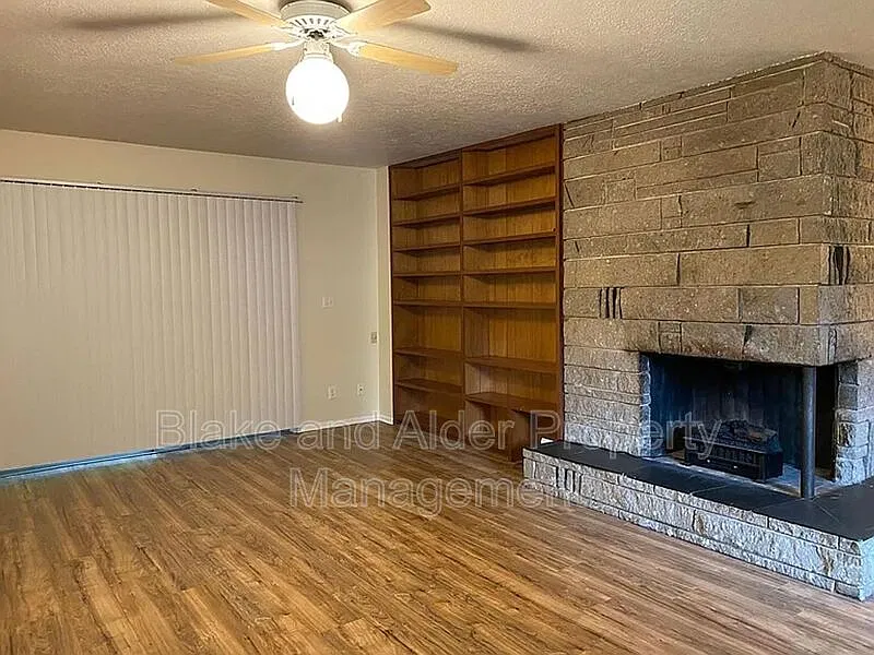 3 bed, 1.0 bath, 1320 sqft, $2,395 — Photo 3