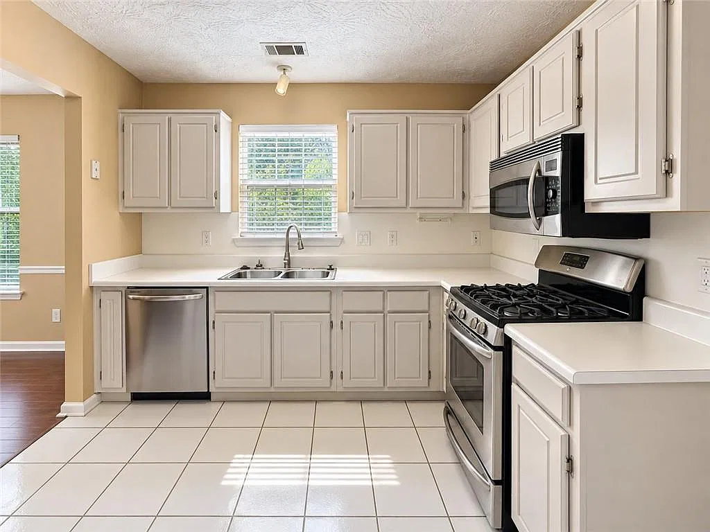 3 bed, 2.0 bath, 1300 sqft, $1,900 — Photo 4