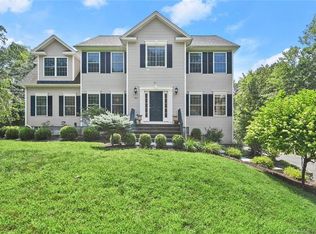 30 Woodbine Ln, Newtown, CT 06470