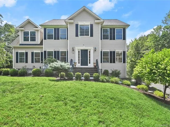 30 Woodbine Lane, Newtown, CT 06470