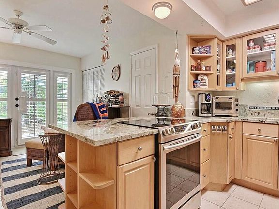 4th image of 833 Camelia Ln