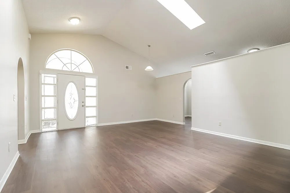 3 bed, 2.0 bath, 1565 sqft, $2,460 — Photo 3
